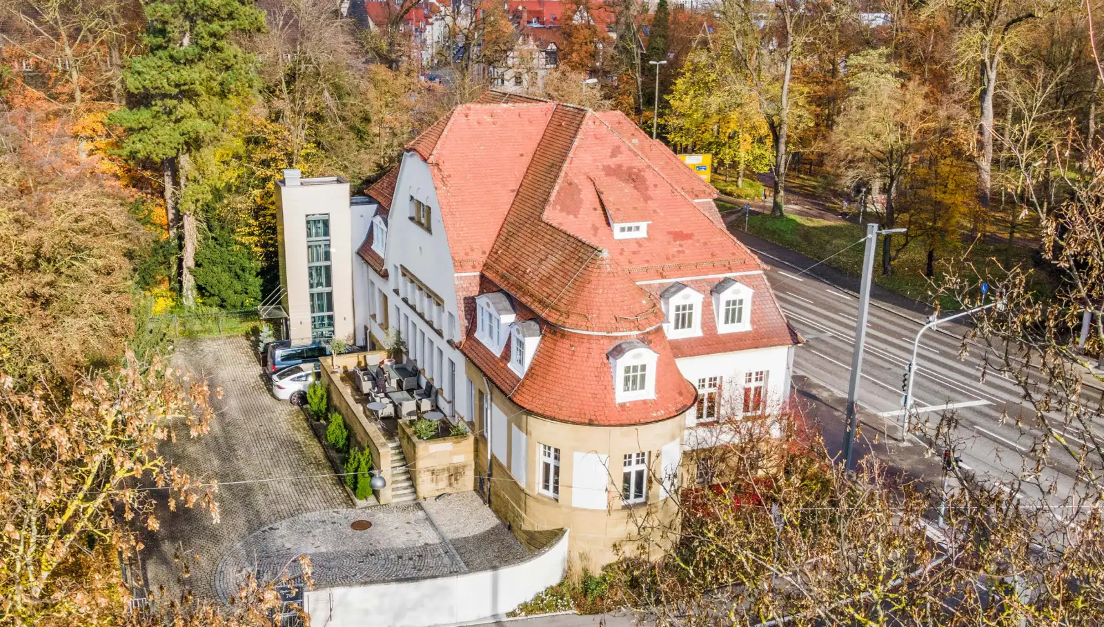 Die Villa des Bestattungsinstituts Streidt in der Zinglerstraße in Ulm im Herbst, von oben fotografiert